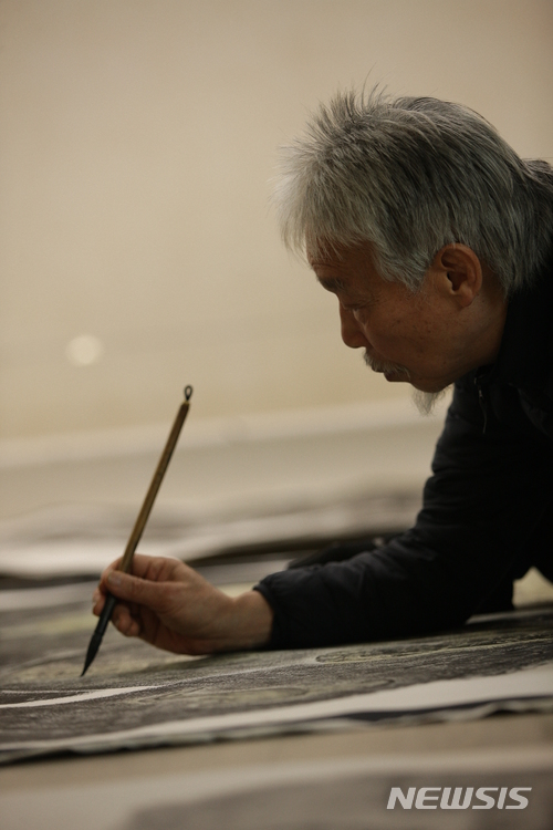 【서울=뉴시스】 소산 박대성 화백.수묵화를 이어가는 작가가 점차 줄어들고 있는 한국 미술계에서 수묵화의 전통을 이어가고 있을 뿐 아니라 자신만의 독특한 화풍을 일구어 낸 작가다.  