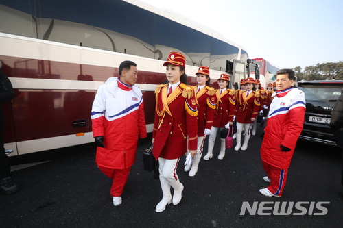 【강릉=뉴시스】 추상철 기자 = 8일 오전 강원도 강릉 올림픽 선수촌 국기광장에서 열린 입촌식에서 북한 응원단이 입장하고 있다. 2018.02.08. scchoo@newsis.com