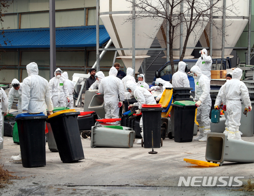 【아산=뉴시스】이종익 기자 = 충남 아산시는 8일 오전 고병원성 조류인플루엔자(AI) 의심신고가 접수된 천안의 산란계 농장과 사료차량 등을 공유한 신창면 산란계 농장에 대해 9일 오전부터 50여명의 인력을 동원해 18만8700여수의 산란계에 대해 살처분을 진행하고 있다. 2018.02.09. (사진=아산시 제공) photo@newsis.com