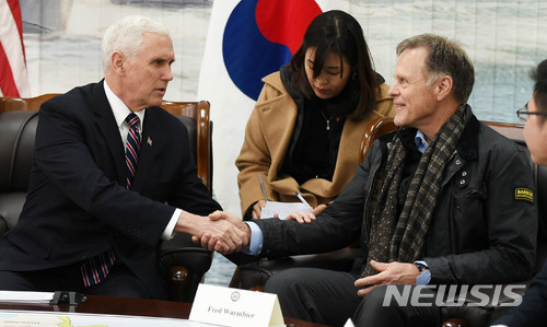 【평택=뉴시스】이정선 기자 = 마이크 펜스 미 부통령이 9일 오전 경기 평택 해군 2함대에서 오토 웜비어의 아버지 프레드 웜비어를 만나 위로하고 있다. 2018.02.09. ppljs@newsis.com