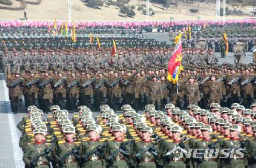 【서울=뉴시스】 북한 노동신문은 지난 8일 평양 김일성광장에서 열린 건군 70주년 열병식을 9일 보도했다. 2018.02.09. (출처=노동신문)  photo@newsis.com