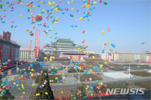 【서울=뉴시스】 북한 노동신문은 지난 2월8일 평양 김일성광장에서 열린 건군 70주년 열병식에 참석한 김정은 노동당 위원장의 모습을 9일 보도했다. 2018.02.09. (출처=노동신문) photo@newsis.com