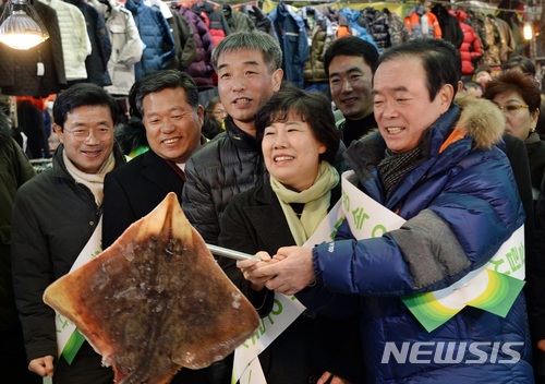 【전주=뉴시스】강명수 기자 = 11일 조배숙 민주평화당 대표와 장병완 원내대표 등 당 지도부가 전북 전주시 남부시장에서 설 장보기 행사를 진행하며 홍어를 구입하고 있다. 2018.02.11. smister@newsis.com