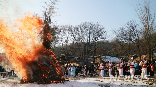 한국민속촌의 달집 태우기. 