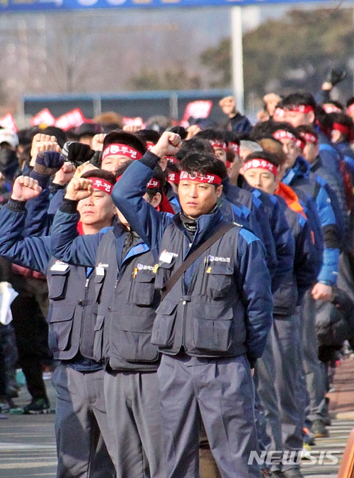 【군산=뉴시스】고석중 기자 = 전국금속노동조합 한국지엠(GM)지부 조합원들이 14일 오전 전북 군산시 한국지엠 군산공장에서 '군산공장 페쇄 철회를 위한 전 조합원 결의대회'에서 조합원들이 구호를 외치고 있다. 지엠은 지난 13일 경영악화를 내세워 군산공장을 폐쇄하겠다고 밝혔다. 2018.02.14. k9900@newsis.com