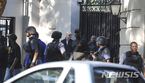 재벌 굽타 가문 저택 앞의 남아공 경찰  AP