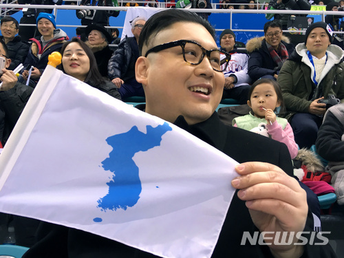 '짝퉁 김정은' 출몰···북한 응원단, 하늘이 노래졌다