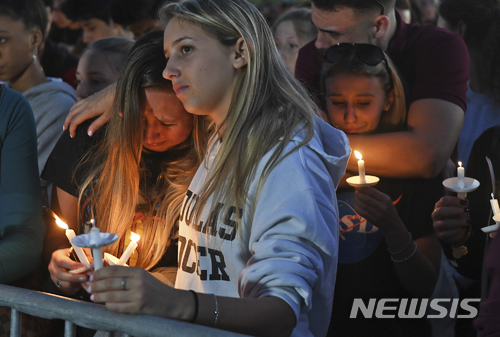【파클랜드=AP/뉴시스】미국 플로리다주 파클랜드에서 15일(현지시간) 학생과 주민이 하루 전 마조리 스톤맨 더글러스 고등학교에서 발생한 총기난사건 희생자 추모식에 참석해 울면서 서로 위로하고 있다. 2018.2.16 