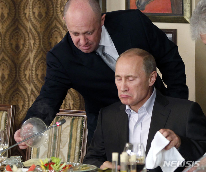 [모스코바=AP/뉴시스] 지난 2011년 11월 11일(현지시각) 모스크바 외곽의 한 식당에서 저녁 식사 중 바그너 그룹 수장 예브게니 프리고진(왼쪽)이 블라디미르 푸틴 러시아 대통령에게 음식을 건네고 있는 모습. 2023.06.25