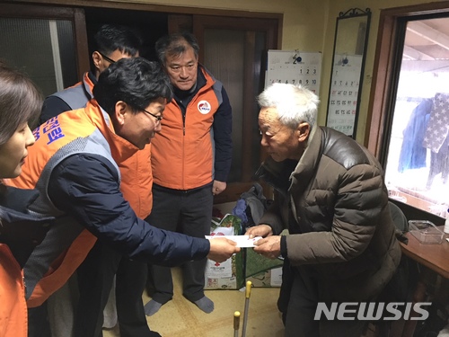 【대구=뉴시스】민경석 기자 = 한전 칠곡전력지사는 사회공헌 활동의 일환으로 '노사합동 사랑나눔 봉사 활동'을 했다고 18일 밝혔다.2018.02.18.(사진=한전 대구경북본부 제공)photo@newsis.com