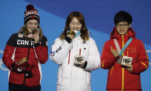 【강릉=AP/뉴시스】 18일 강원도 평창 메달플라자에서 열린 2018평창동계올림픽 쇼트트랙 여자 1500M 시상식에서 금메달을 차지한 한국의 최민정이 시상대에서에서 은메달과 동메달 리스트와 포즈를 취하고 있다. 오른쪽은 은메달을 차지한 중국 리 진위, 왼쪽은 동메달의 캐나다 킴 부탱. 2018.02.18.