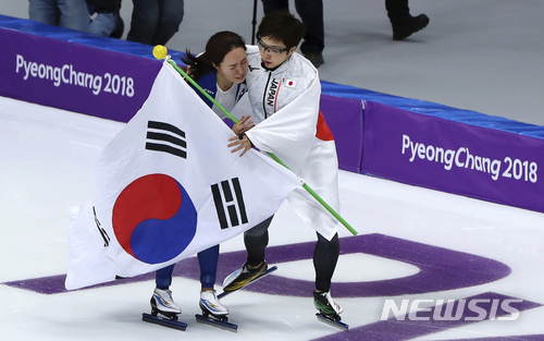 이상화, 두 코너에서 미끄덩···올림픽 3연속 금메달 무산