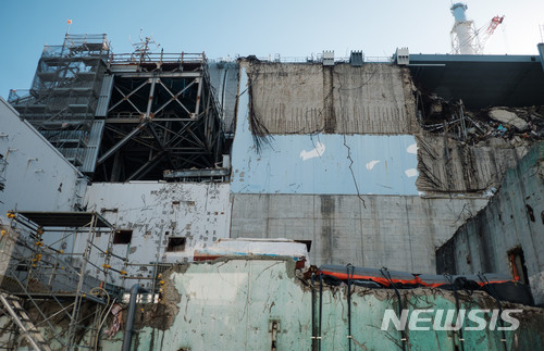 【후쿠시마=뉴시스】 조윤영 특파원 = 지난 2월 14일 방문한 후쿠시마 제1원전에는 수소폭발로 떨어져 나간 원자로 벽의 일부가 그대로 남아있는 등 2011년 후쿠시마 원전 사고의 상흔이 7년이 지난 지금도 여전히 남아있다.사진은 공동취재단이 제공한 것이다. 2018.02.20.yuncho@newsis.com