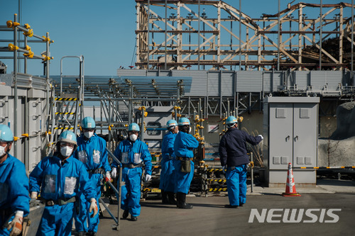 【후쿠시마=뉴시스】 조윤영 특파원 = 도쿄전력은 2011년 후쿠시마 제1원전 사고로 정지된 1~4호 원자로의 폐로를 결정했다. 약 30~40년 걸리는 이 작업에 투입된 근로자들이 14일 후쿠시마 원전 사고 상흔과 치열하게 싸우고 있다.사진은 공동취재단이 제공한 것이다. 2018.02.20.yuncho@newsis.com