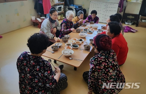 【보은=뉴시스】이성기 기자 = 충북 보은군 수한면 오정리의 자생봉사단체 '행복지키미(회장 김순임)'가 2016년부터 오정리에 사는 노인을 위해 2년째 점심을 대접해 귀감이다. 사진은 지난 14일 마을 노인들이 경로당에서 점심식사를 하는 모습이다.2018.02.19(사진=보은군 제공) sklee@newsis.com 