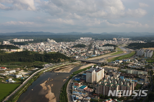  【영주=뉴시스】김진호 기자 = 경북 영주시는 지역경제 활성화 및 서민경제 안정을 위해 신속집행 사업비의 60%인 2773억 원을 올 상반기에 집행할 계획이다. 사진은 영주시 시가지 전경. 2018.02.19 (사진=영주시 제공) photo@newsis.com