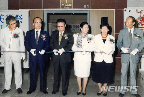 【서울=뉴시스】 화랑미술제 발자취, 36년. 1991년 화랑미술제 개막식 장면.