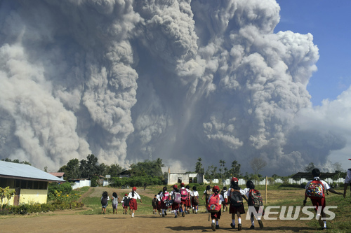 인도네시아 자바섬 므라피 화산 폭발...연기기둥 5500m 치솟아