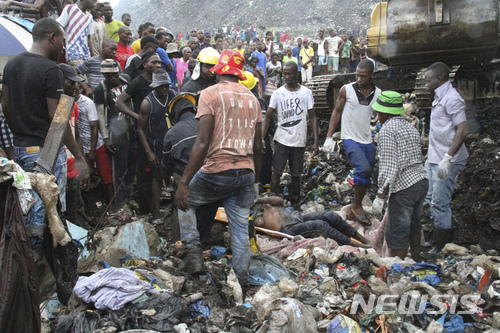 【마푸토=AP/뉴시스】19일(현지시간) 모잠비크 수도 마푸토 외곽의 쓰레기 처리장에서 쓰레기 더미가 무너져 17명 이상이 숨졌다. 2018.2.20.