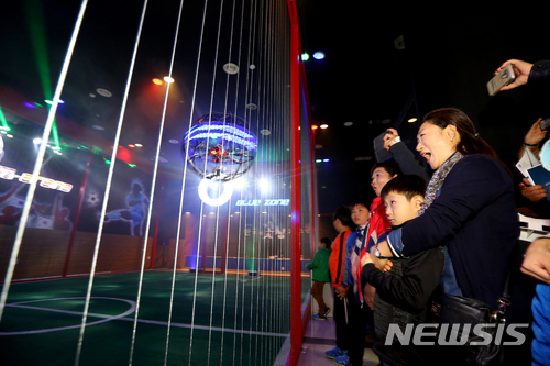 【전주=뉴시스】윤난슬 기자 = 드론축구 모습. 2018.10.02.(사진=전주시 제공) photo@newsis.com