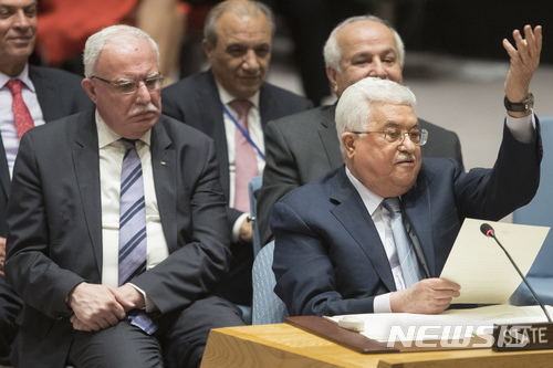 【유엔본부=AP/뉴시스】마무드 아바스 팔레스타인 자치정부 수반이 20일 유엔 안보리에서 발언하고 있다. 아바스 수반은 이날 중동 평화문제를 논의할 국제회의를 올해 중반 모스크바에서 개최할 것을 촉구하고 앞으로의 중동 평화 노력은 미국의 중재로 이뤄질 수 없다고 말했다. 2018.2.21