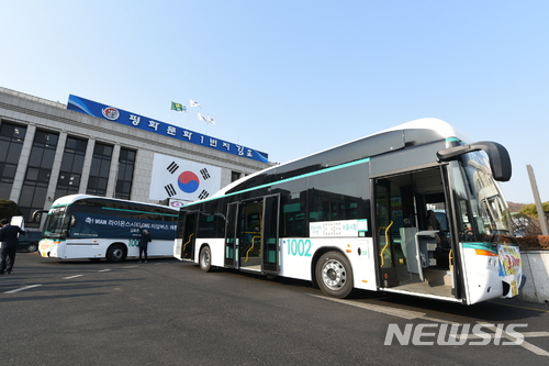 【김포=뉴시스】정일형 기자 = 김포시는 전국 최초 '3도어 저상버스'를 23일부터 운행한다고 22일 밝혔다.jih@newsis.com