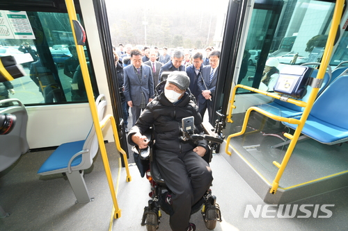 【부천=뉴시스】정일형 기자 = 김포시는 전국에서 처음으로 '3도어 저상버스'를 지난해 2월23일부터 운행한다고 밝혔다.