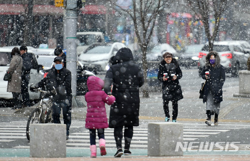 전국 흐리고 곳곳에 눈…서울 최고 5㎝