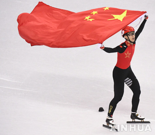 【평창=신화/뉴시스】22일 강릉 아이스아레나에서 열린 2018 평창동계올림픽 쇼트트랙 남자 500ｍ 결승에 금메달을 차지한 중국의 우다징(가운데)이 오성홍기를 펼쳐들고 세레모니를 하고 있다. 2018.02.23