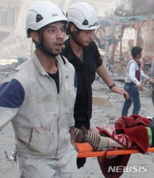 【서울=뉴시스】시리아의 민간 구조단체 '하얀 헬멧'의 대원들이 공습을 당한 지역에서 부상자들을 이송하고 있다. <출처: whitehelmets.org> 2018.2.23.