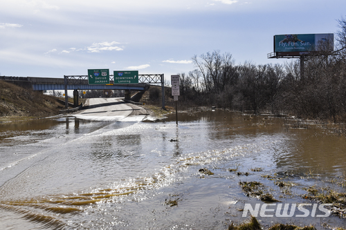 【랜싱( 미 미시간주) = AP/뉴시스】 홍수로  도로의 낮은 부분이  모두 물에 잠긴 미시간주의 랜싱 부근 고속도로.    