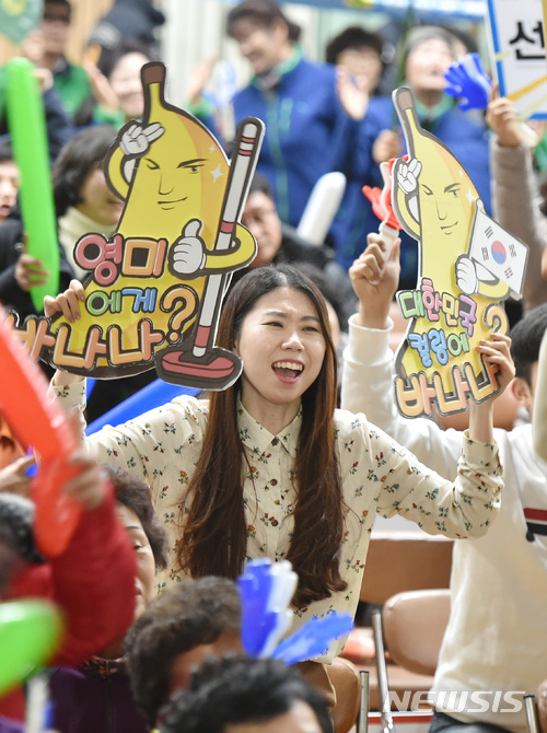 【의성=뉴시스】우종록 기자 = 평창동계올림픽 여자 컬링대표팀이 준결승전에서 일본을 상대로 승리를 거둔 23일 오후 경북 의성군 의성여고 체육관에서 주민들이 승리의 기쁨을 함께 나누고 있다. 2018.02.23. wjr@newsis.com