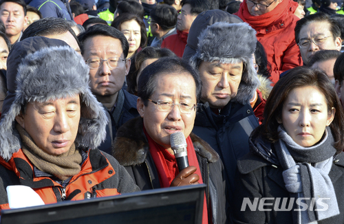 【파주=뉴시스】자유한국당 홍준표 대표를 비롯한 의원들과 보수단체 회원들이 25일 오전 경기도 파주시 통일대교 남단에서 김영철 북한 통일전선부장 겸 노동당 중앙위원회 부위원장 등 북측 고위급 대표단 방남 반대 집회를 하고 있다. 2018.02.25. photo@newsis.com