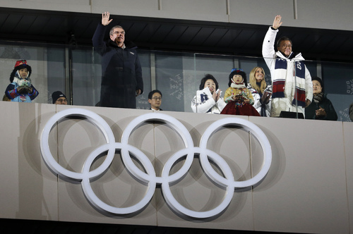 【평창=AP/뉴시스】 25일 오후 강원도 평창 올림픽스타디움에서 열린 2018년 동계올림픽 폐막식에서 문재인(오른쪽) 대통령과 토마스바흐 IOC위원장이 입장해 손을 흔들고 있다. 2018.02.25 