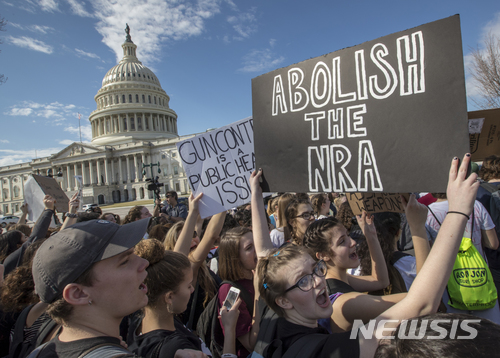 【워싱턴=AP/뉴시스】미국 워싱턴 국회의사당 앞에서 21일(현지시간) 메릴랜드주 몽고메리에서 온 학생들이 "전미총기협회를 해산시켜라"라고 쓴 종이를 들고 총기규제를 촉구하는 시위를 벌이고 있다. 2018.2.26