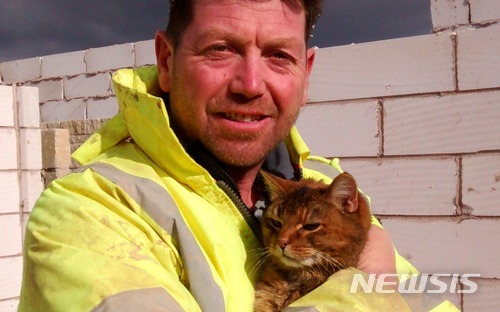 【서울=뉴시스】 콘크리트 바닥에 갇힌 영국 고양이가 3주 만에 구출됐다. 현장에 파견된 왕립동물학대방지협회(RSPCA) 소속 동물보호관 샤론 나이트는 "고맙게도 고양이의 목청이 좋아 사람들이 울음소리를 들을 수 있었다"고 말했다. <사진: 텔레그래프 캡처> 2018.03.02