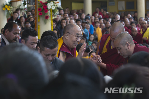 [다람살라=AP/뉴시스]티베트 종교 지도자 달라이 라마가 지난 2018년 3월23일 망명 중인 인도 다람살라에 있는 불교사원에서 법문을 마치고 신도들과 인사하고 있다. 2020.5.29.