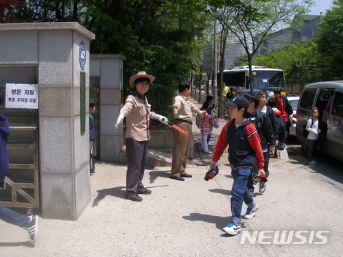 【서울=뉴시스】학교보안관 활동 모습. (사진=뉴시스 DB)