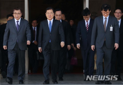 【성남=뉴시스】전신 기자 = 정의용 국가안보실장, 서훈 국정원장, 천해성 통일부 차관, 김상균 국정원 2차장, 윤건영 청와대 국정상황실장 등 대북 특별사절 대표단이 5일 서울공항에서 특별기에 탑승하기 위해 이동하고 있다.  대북 특사단은 방북 기간 김정은 국무위원장을 비롯한 북한 고위급 인사를 만나 남북관계 개선, 한반도 평화정착 방안 등에 대한 문재인 대통령의 의중을 전달할 예정이다. 2018.03.05.  photo1006@newsis.com