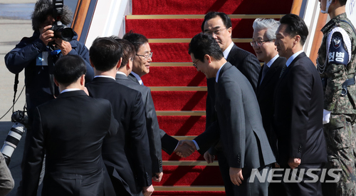 【성남=뉴시스】고범준 기자 = 정의용 수석대북특사(국가안보실장)와 서훈 국정원장, 천해성 통일부 차관, 김상균 국정원 2차장, 윤건영 청와대 국정상황실장 등 실무진 5명으로 구성된 대북 특별사절단이 북한 방문을 앞둔 5일 오후 경기도 성남 서울공항에서 특별기 탑승에 앞서 관계자들과 악수를 나누고 있다. 2018.03.05.  bjko@newsis.com  