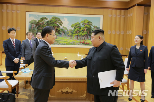 【서울=뉴시스】정의용 수석대북특사(국가안보실장)와 서훈 국정원장, 천해성 통일부 차관, 김상균 국정원 2차장, 윤건영 청와대 국정상황실장 등 대북 특별사절 대표단(왼쪽)이 5일 오후 평양에서 김정은 국무위원장과 만난 가운데 정 수석과 김정은 위원장이 악수하고 있다.  접견과 만찬은 조선노동당 본관에 있는 진달래관에서 이뤄졌다. 남쪽 인사가 조선노동당 본관을 방문한 것은 남측 인사로서는 이번이 처음이다. 2018.03.05. (사진=청와대 제공)  photo@newsis.com 