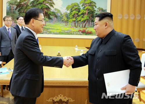 【서울=뉴시스】정의용 수석대북특사(국가안보실장) 5일 오후 평양에서 김정은 국무위원장이 김정은 위원장과 악수하고 있다. 김위원장 왼손에 친서로 보이는 서류를 들고 있다  접견과 만찬은 조선노동당 본관에 있는 진달래관에서 이뤄졌다. 남쪽 인사가 조선노동당 본관을 방문한 것은 남측 인사로서는 이번이 처음이다. 2018.03.05. (사진=청와대 제공)   photo@newsis.com 