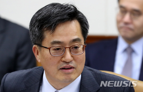 김동연, 美 재무장관에 한국산 철강 '관세 제외' 요청 