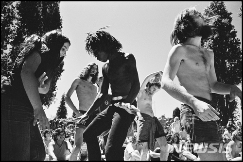 【서울=뉴시스】구보타 히로지 사진전. 히피, 캘리포니아 남부, 미국, 1971. 