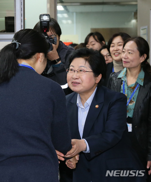 【서울=뉴시스】 정현백 여성가족부 장관이 9일 서울 중구 한국여성인권진흥원 내 위치한 성희롱·성폭력특별신고센터를 방문해 특별신고센터 종사자들과 인사하고 있다. 2018.03.09. (사진=여성가족부 제공) photo@newsis.com