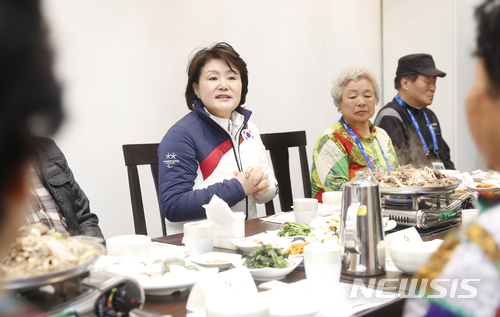 【평창=뉴시스】김정숙 여사는 10일 강원도 평창의 한 식당에서 올림픽 환경정화활동에 참여하는 10명의 어르신 봉사자들을 초청해 오찬을 하며 격려했다. 2018.03.10. (사진=청와대 제공) photo@newsis.com