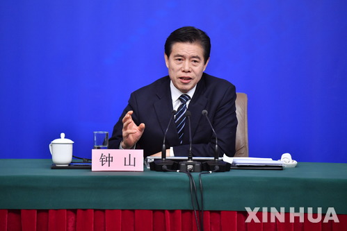 【베이징=신화/뉴시스】작년 3월 11일 중국 중산 상무부장이 베이징에서 열린 전인대 관련 기자회견에서 질문에 답변하고 있다. 