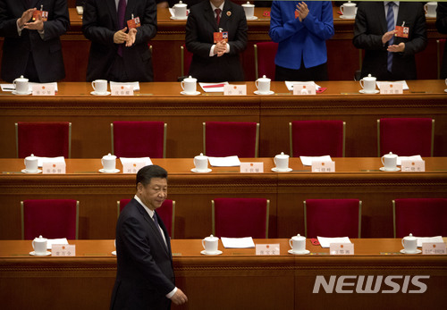 【베이징=AP/뉴시스】 시진핑 주석이 11일 주석직 임기 제한 구절을 삭제할 헌법개정안 표결을 앞둔 전인대 총회에 입장하고 있다. 2018. 3. 11. 
