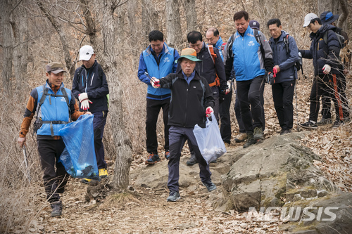 【익산=뉴시스】윤난슬 기자 = 현대자동차 전주공장은 전북 익산시 금마면 소재 용화산 일원에서 환경정화활동을 펼쳤다고 12일 밝혔다. 2018.03.12.(사진=현대차 전주공장 제공) photo@newsis.com