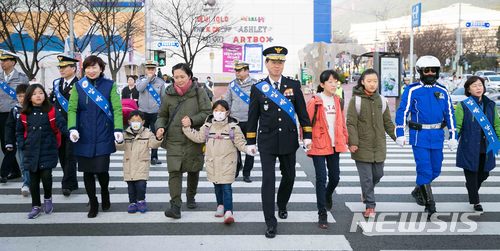 【부산=뉴시스】 하경민 기자 = 조현배 부산경찰청장이 12일 오전 부산 연제구 창신초등학교 앞에서 열린 어린이 교통안전 캠페인에 참가, 초등학생들의 안전보행을 돕고 있다. 2018.03.12. (사진=부산경찰청 제공)yulnetphoto@newsis.com